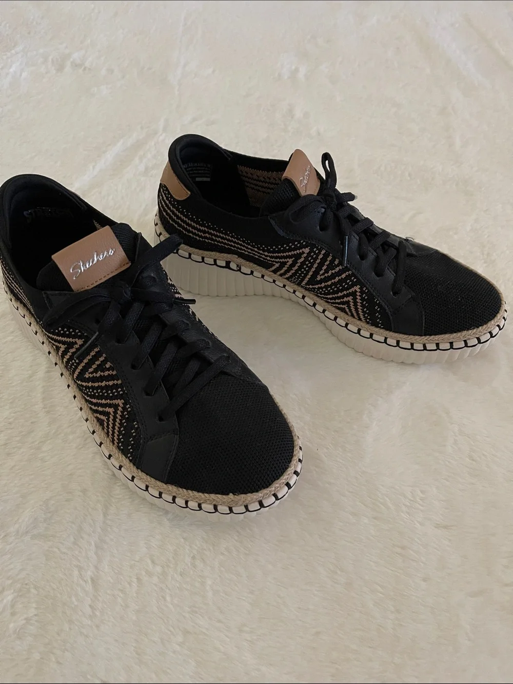 Skechers Ladies Black & Tan Patterned Knit Sneaker SZ 8.5